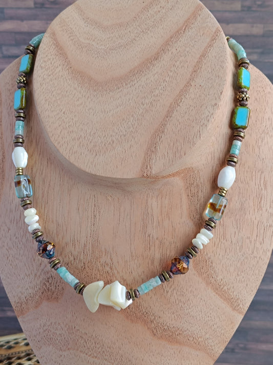 Collier Bohème Ethnique – Nacre Blanche Vintage & Verre Tchèque