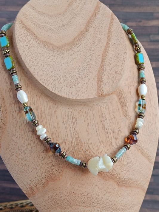 Collier Bohème Ethnique – Nacre Blanche Vintage & Verre Tchèque