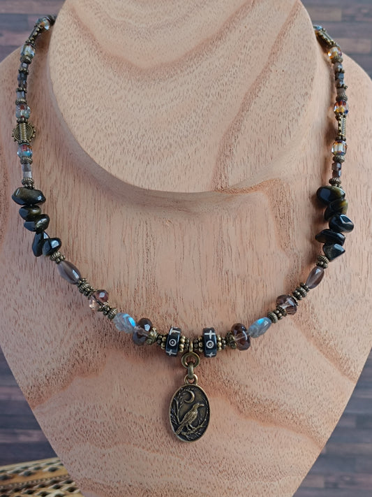 Collier Bohème Ethnique – Pendentif Corbeau & Lune, Obsidienne Noire & Verre Tchèque
