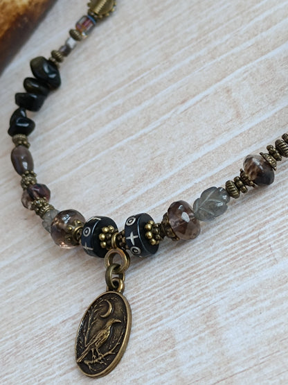 Collier Bohème Ethnique – Pendentif Corbeau & Lune, Obsidienne Noire & Verre Tchèque