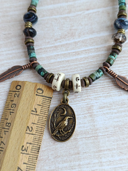 Collier Bohème Ethnique – Pendentif Corbeau Mystique & Perles en Verre Tchèque