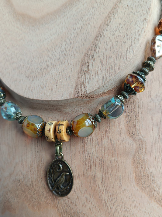 Collier Bohème Ethnique – Corbeau & Verre Tchèque Multicolore