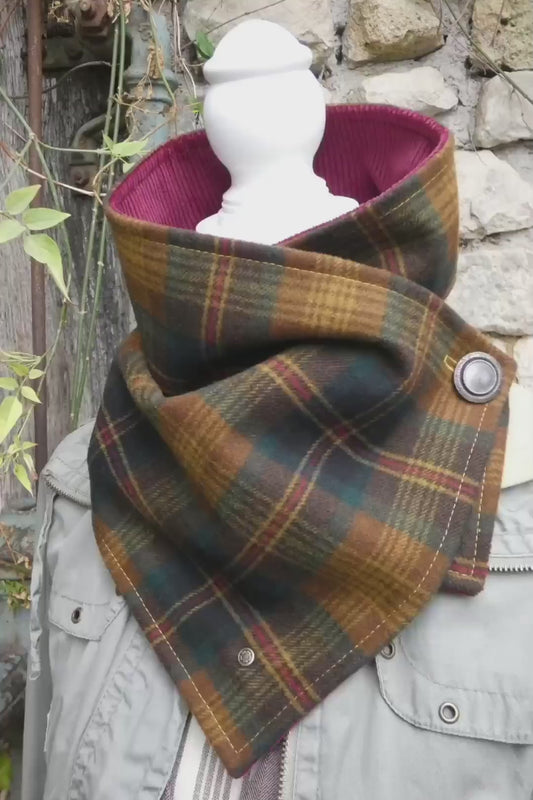 Tour de cou tartan laine velours côtelé bordeaux et grand bouton vintage métal et nacre
