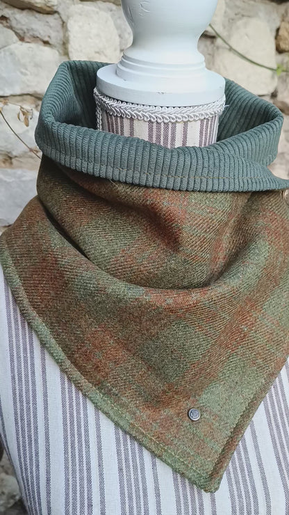 Tour de cou femme en cachemire tartan vert et marron, bouton celtique