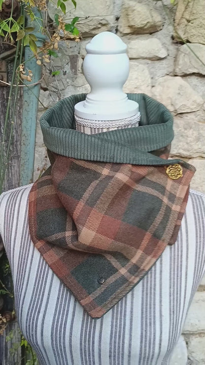 Tour de cou tartan écossais doublé de velours côtelé kaki bouton celtique