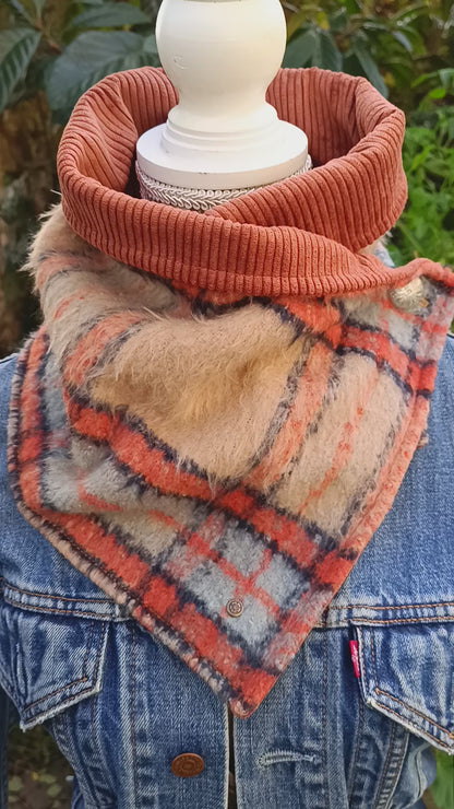 Tour de cou duveteux tartan beige marron et bleu doublé velours bouton celte