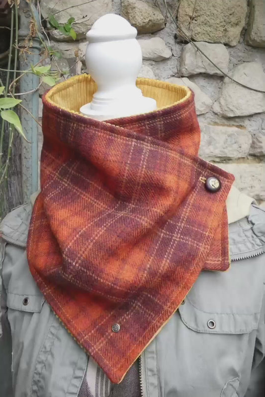 Tour de cou en laine tartan orange et rouille, velours curry et bouton cerf