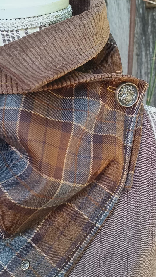 Tour de cou tartan marron et bleu doublé velours côtelé et bouton blason héraldique