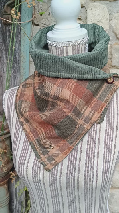 Tour de cou en laine tartan forestier, velours sauge et bouton cerf