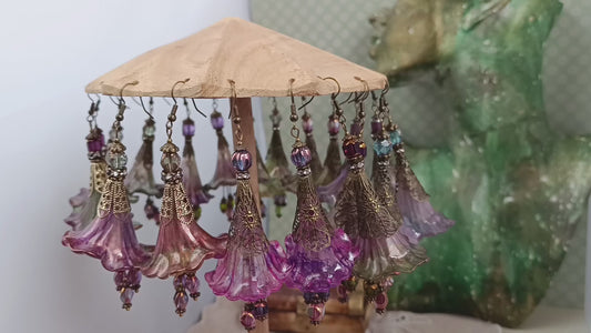 Boucles d'Oreilles Pendantes Féeriques Vertes et Violettes Fleurs Acrylique Perles Verre Tchèque XXL
