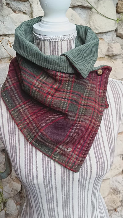 Tour de cou en laine tartan bordeaux, velours kaki et bouton cerf champêtre