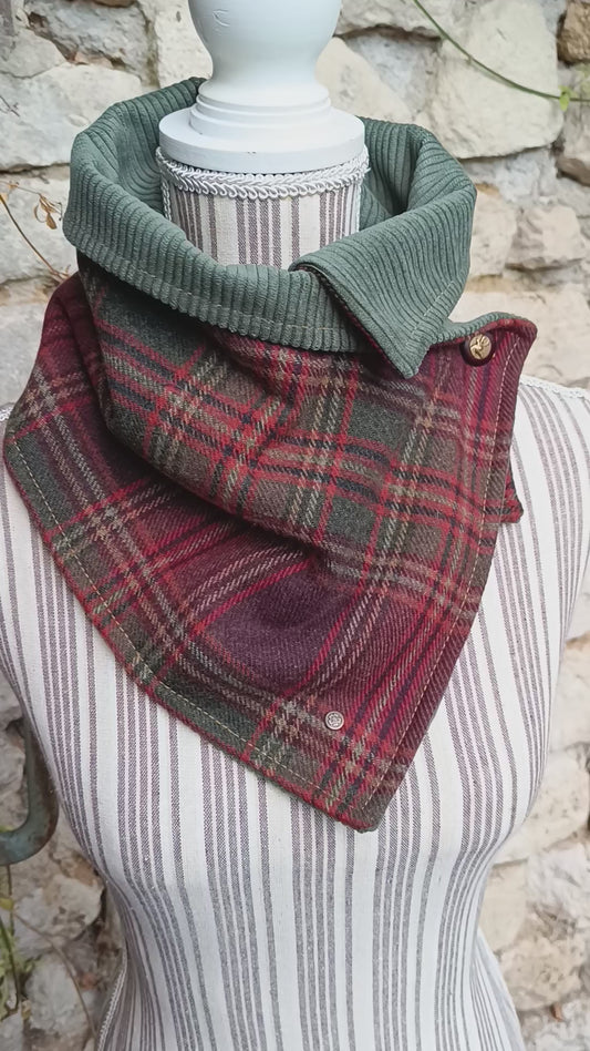 Tour de cou en laine tartan bordeaux, velours kaki et bouton cerf champêtre
