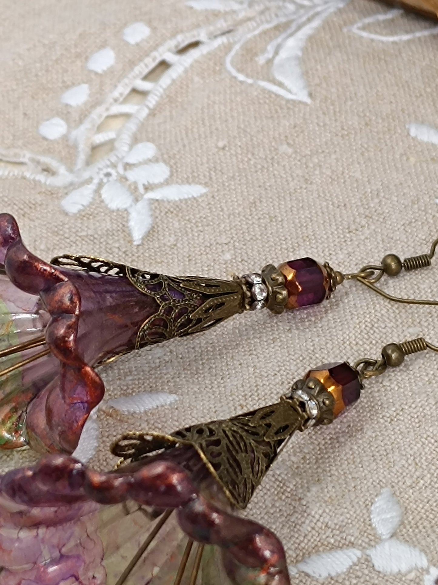 Boucles d'Oreilles Pendantes Féeriques Vertes et Violettes Fleurs Acrylique Perles Verre Tchèque XXL