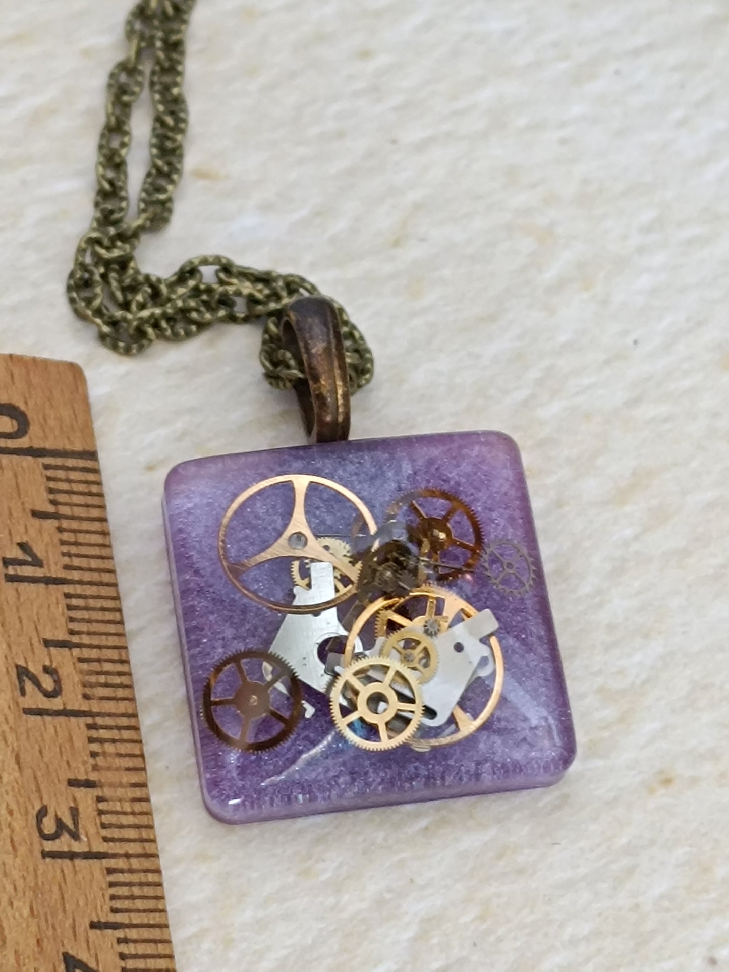 Pendentif Steampunk Carré Engrenages Résine Époxy Violet Chaîne Bronze Artisanal