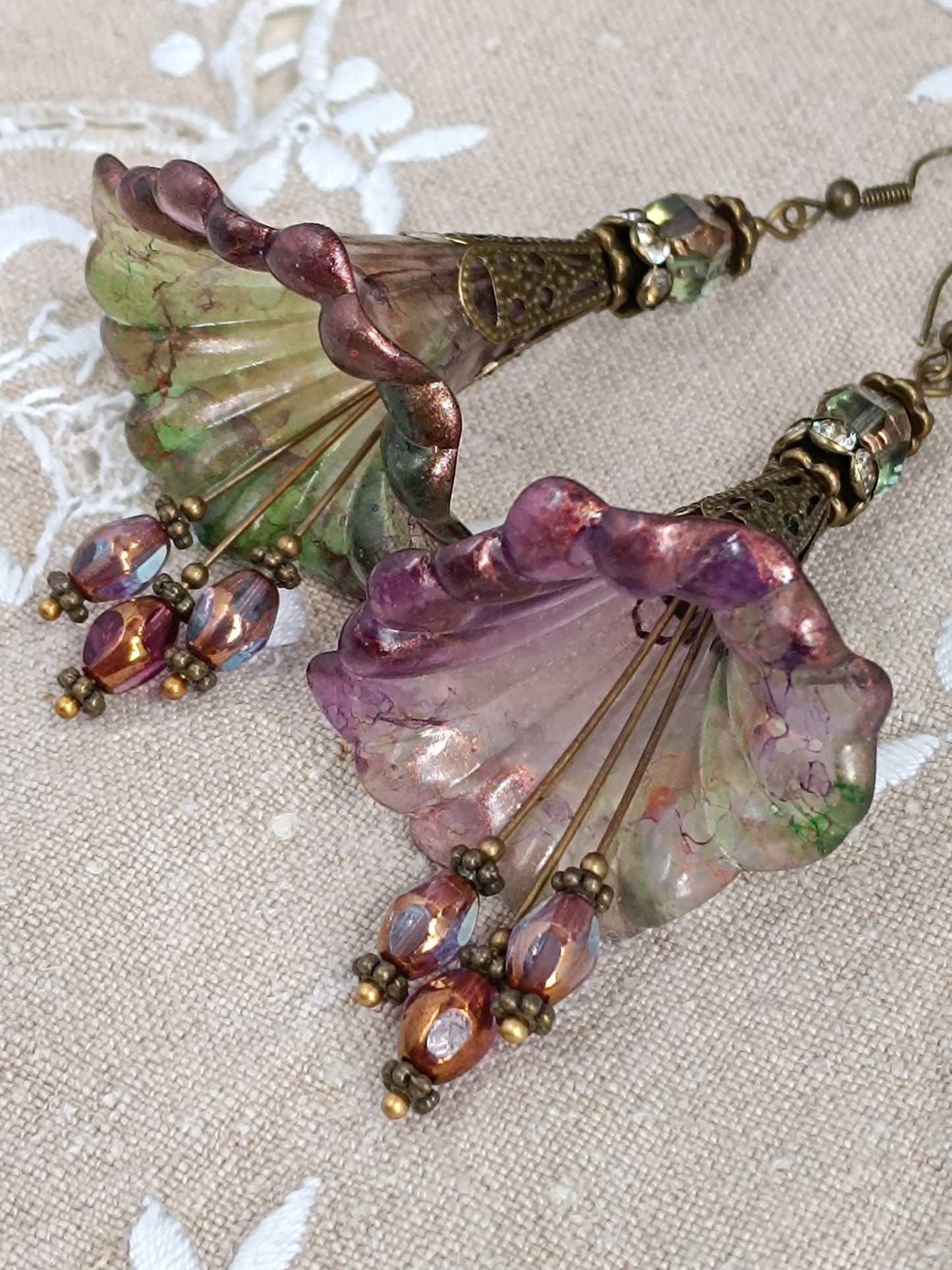 Boucles d'Oreilles Pendantes Féeriques Vertes Violettes Voile Cuivré Perles Verre Tchèque XXL