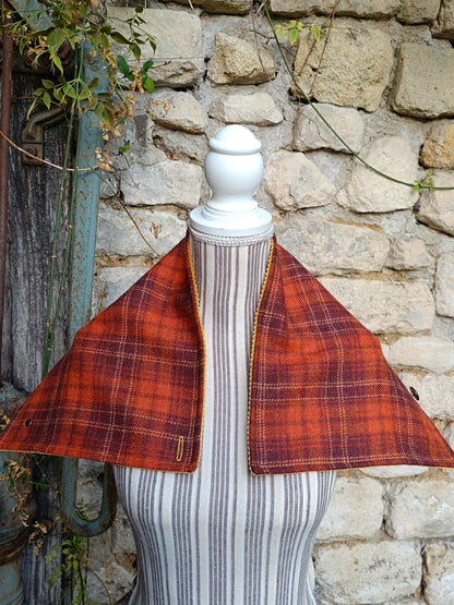 Tour de cou en laine tartan orange et rouille, velours curry et bouton cerf