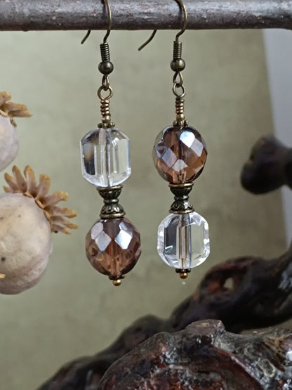 Boucles d'oreilles pendantes perles de verre tchèque asymétriques style vintage modernisé