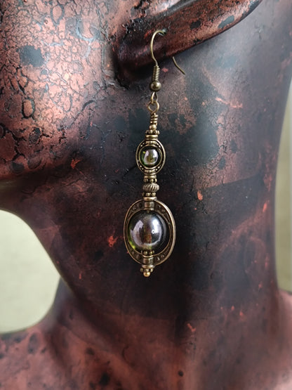 Boucles d'oreilles pendantes perles de verre tchèque asymétriques romantiques et mystérieuses vert lustré créations Aucoudesanges