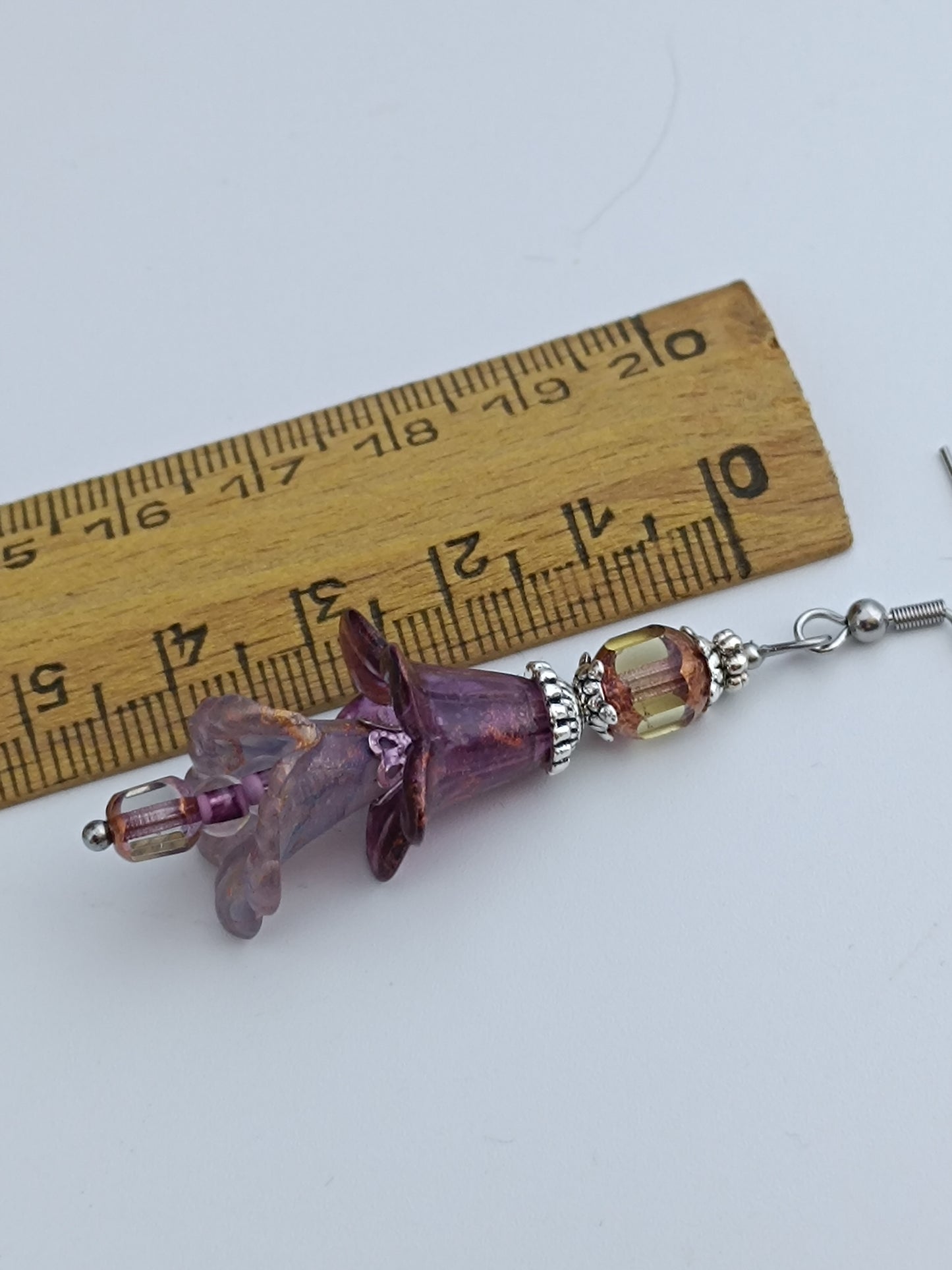 Boucles d'oreilles fleurs acrylique givrée, perles de verre tchèque, acier inoxydable