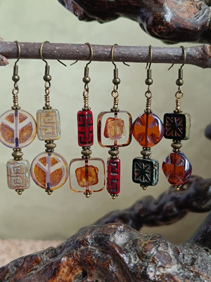 Boucles d'oreilles pendantes perles de verre tchèque asymétriques style bohème chic