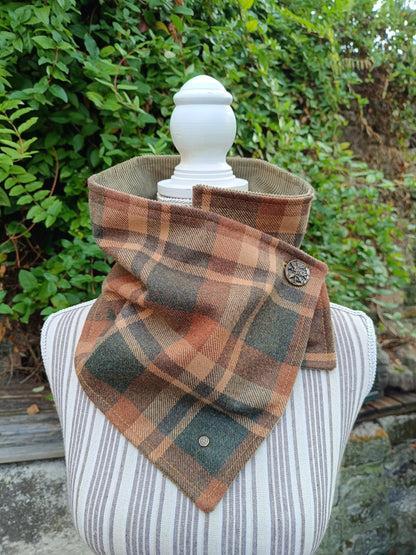 Tour de cou tartan écossais doublé velours vert mousse et bouton de collection vintage houx