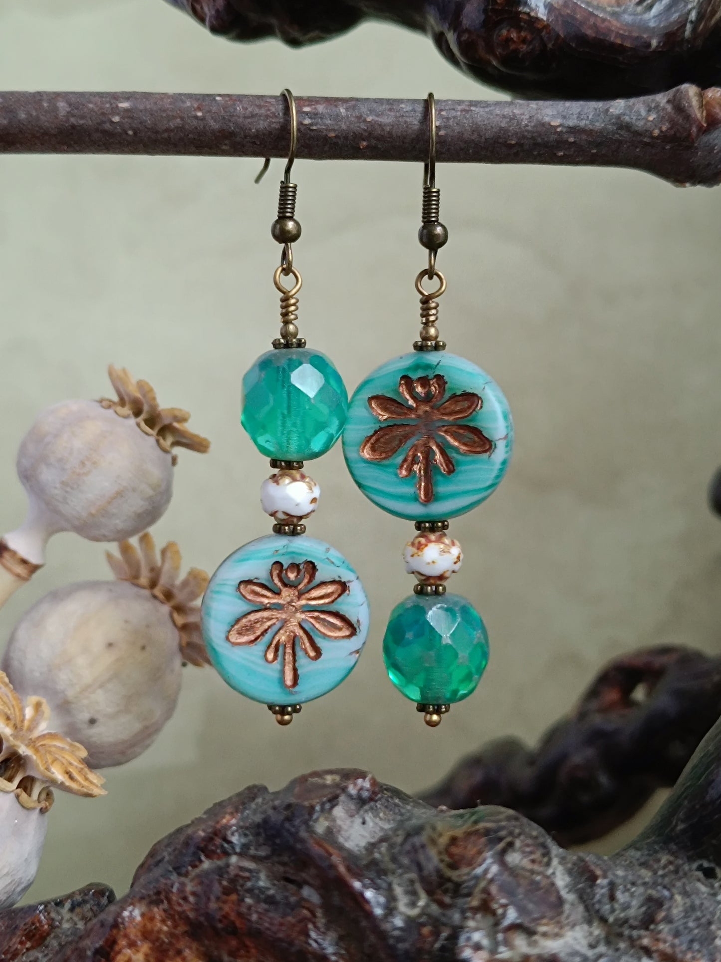 Boucles d'oreilles pendantes perles de verre tchèque pièce libellule asymétriques vue générale 