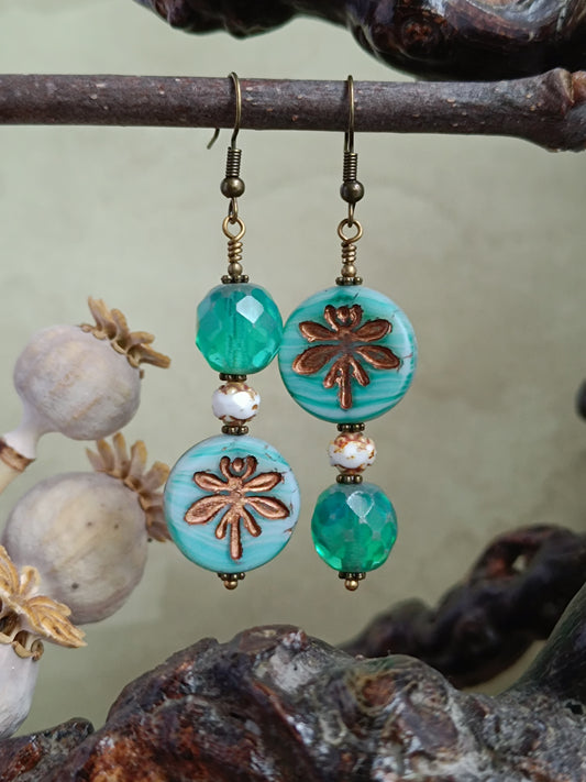 Boucles d'oreilles pendantes perles de verre tchèque pièce libellule asymétriques vue générale 