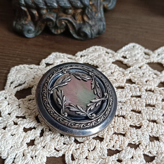 Broche vintage en nacre irisée avec couronne de laurier en métal bronze, créée à partir d’un bouton français des années 1930 gravé Paris. 