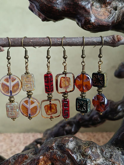 Boucles d’oreilles pendantes asymétriques perles symbole de paix & motifs graphiques  laiton bronze antique artisanat poétique