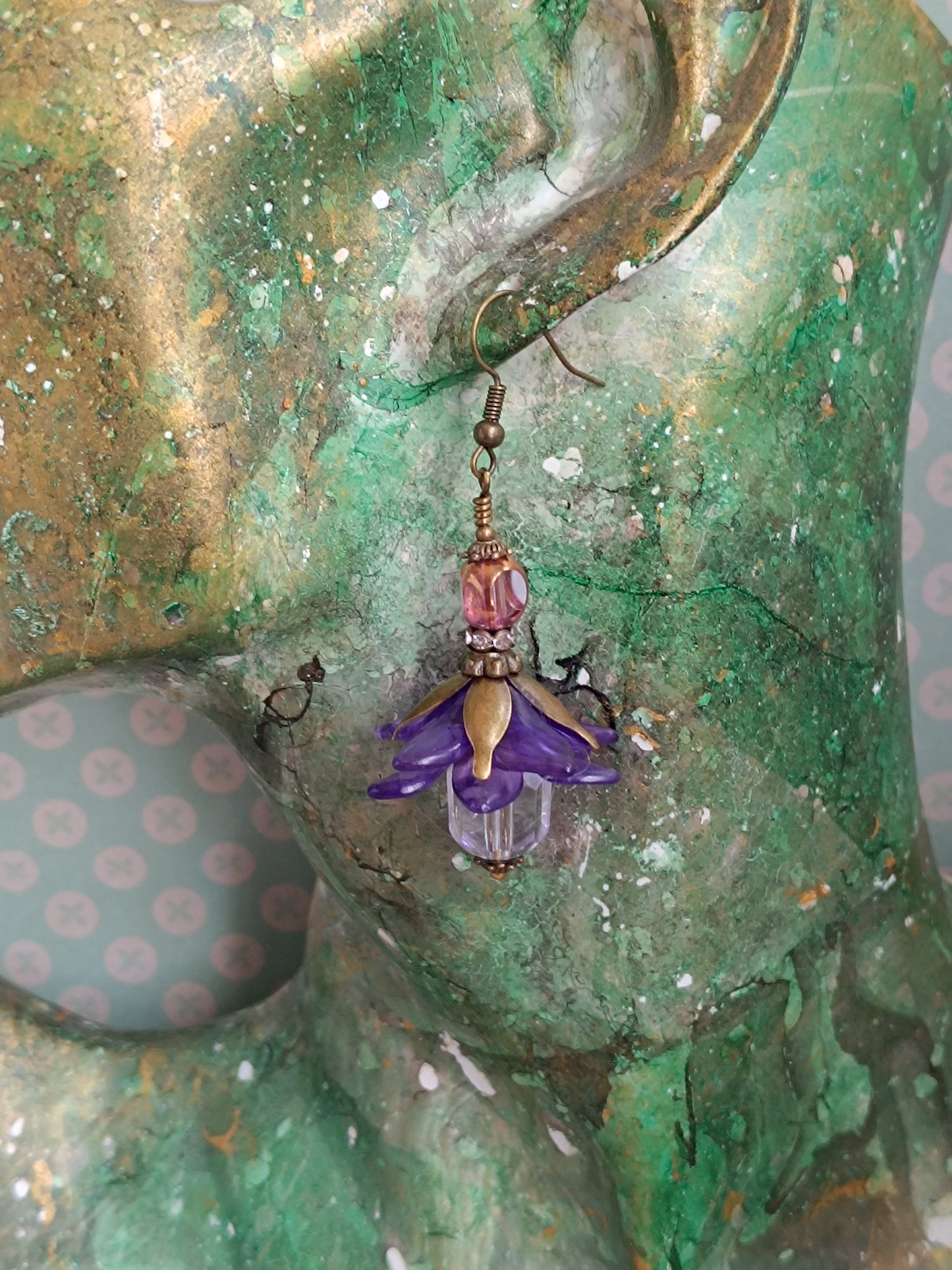 Boucles d'oreilles fleurs pompons ultra violettes