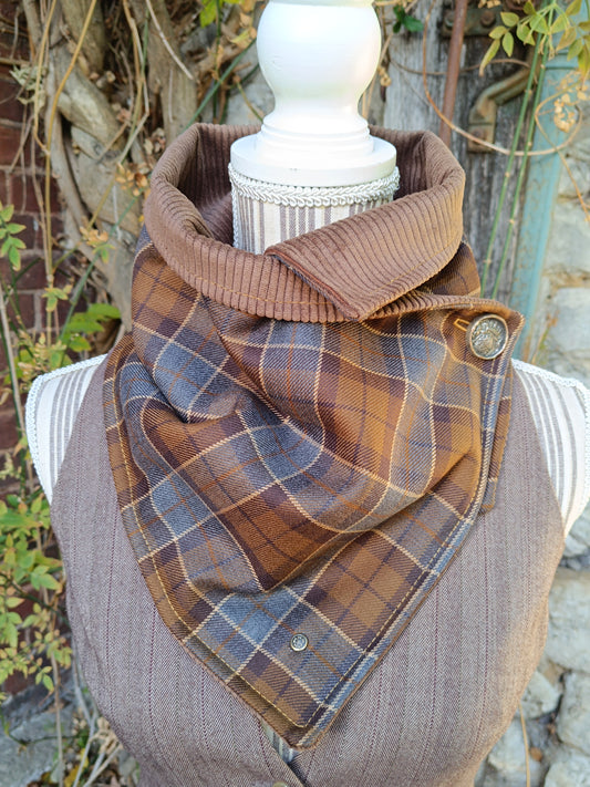 Tour de cou en tartan marron et bleu, revers en velours côtelé brun et bouton blason héraldique, alliant caractère et élégance rétro britannique