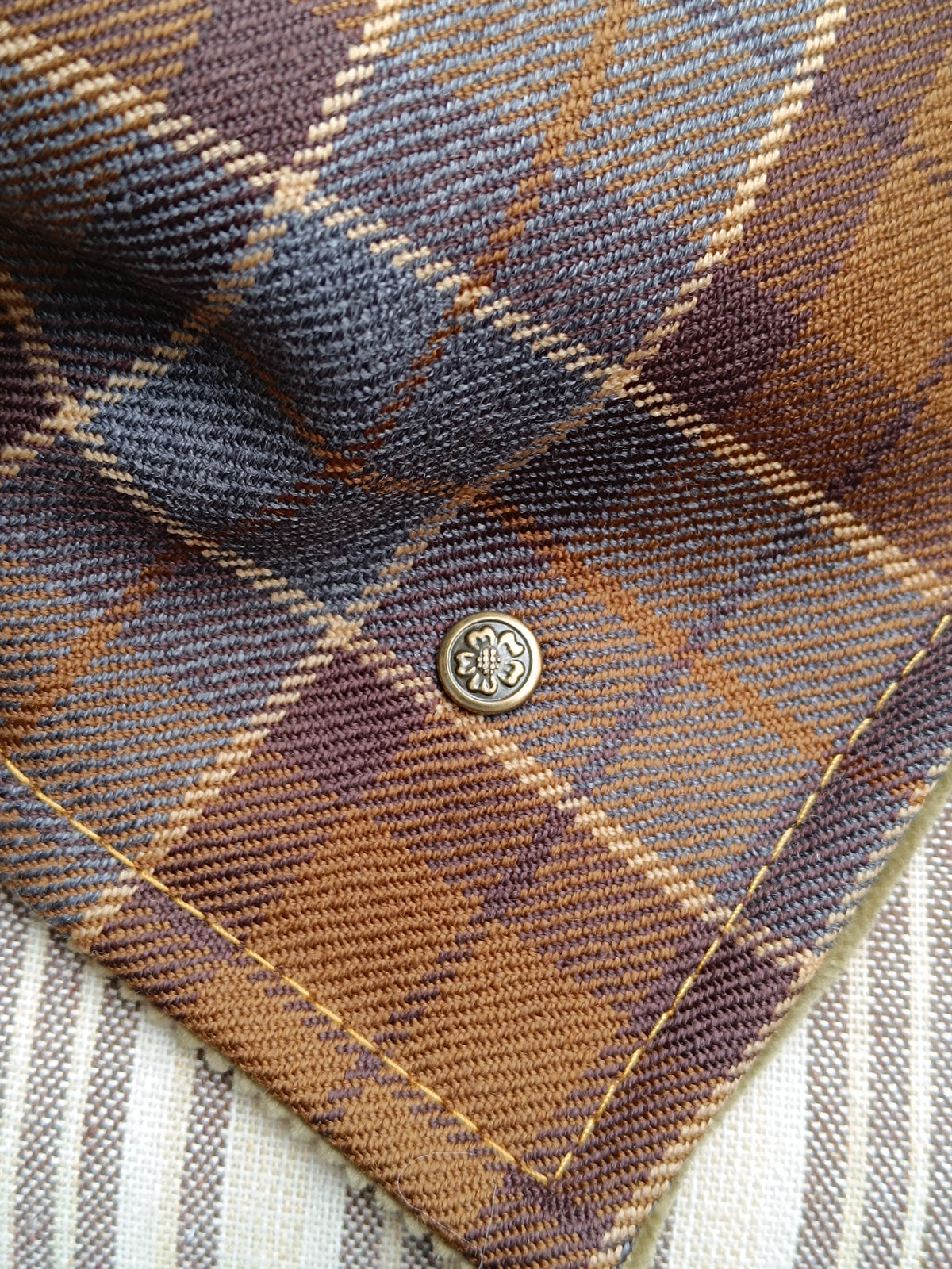 Tour de cou tartan pure laine velours côtelé kaki et bouton vintage métal et nacre