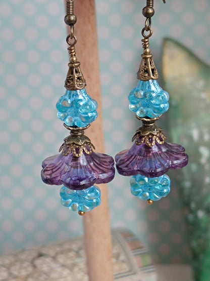 Boucles d'oreilles Fleurs Clochettes Lucite Vintage et Fleurets Verre Tchèque Bleus Bijou Bohème