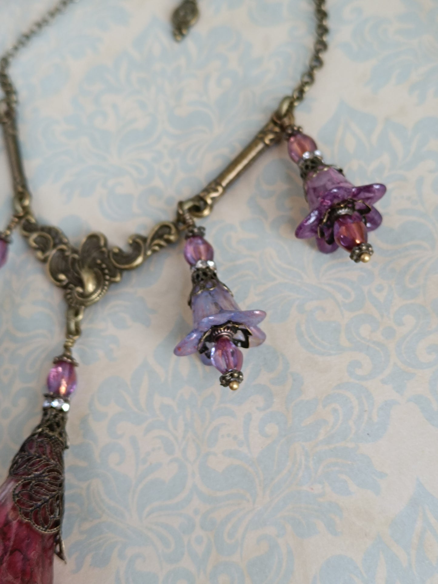 Rêveries Florales Collier fairycore romantique en bronze antique, fleurs lucite peintes main, perles lanternes verre tchèque