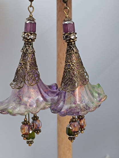 Boucles d'Oreilles Pendantes Féeriques Vertes et Violettes Fleurs Acrylique Perles Verre Tchèque XXL