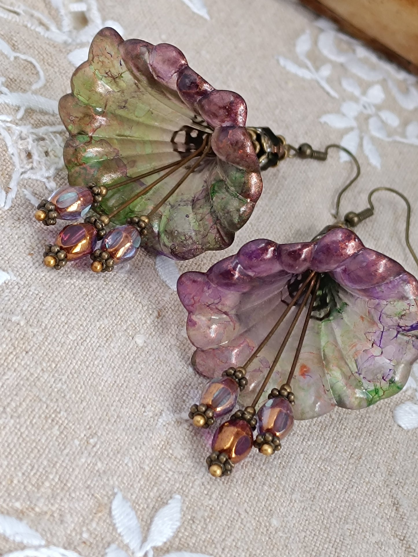 Boucles d'Oreilles Pendantes Féeriques Vertes Violettes Voile Cuivré Perles Verre Tchèque XXL