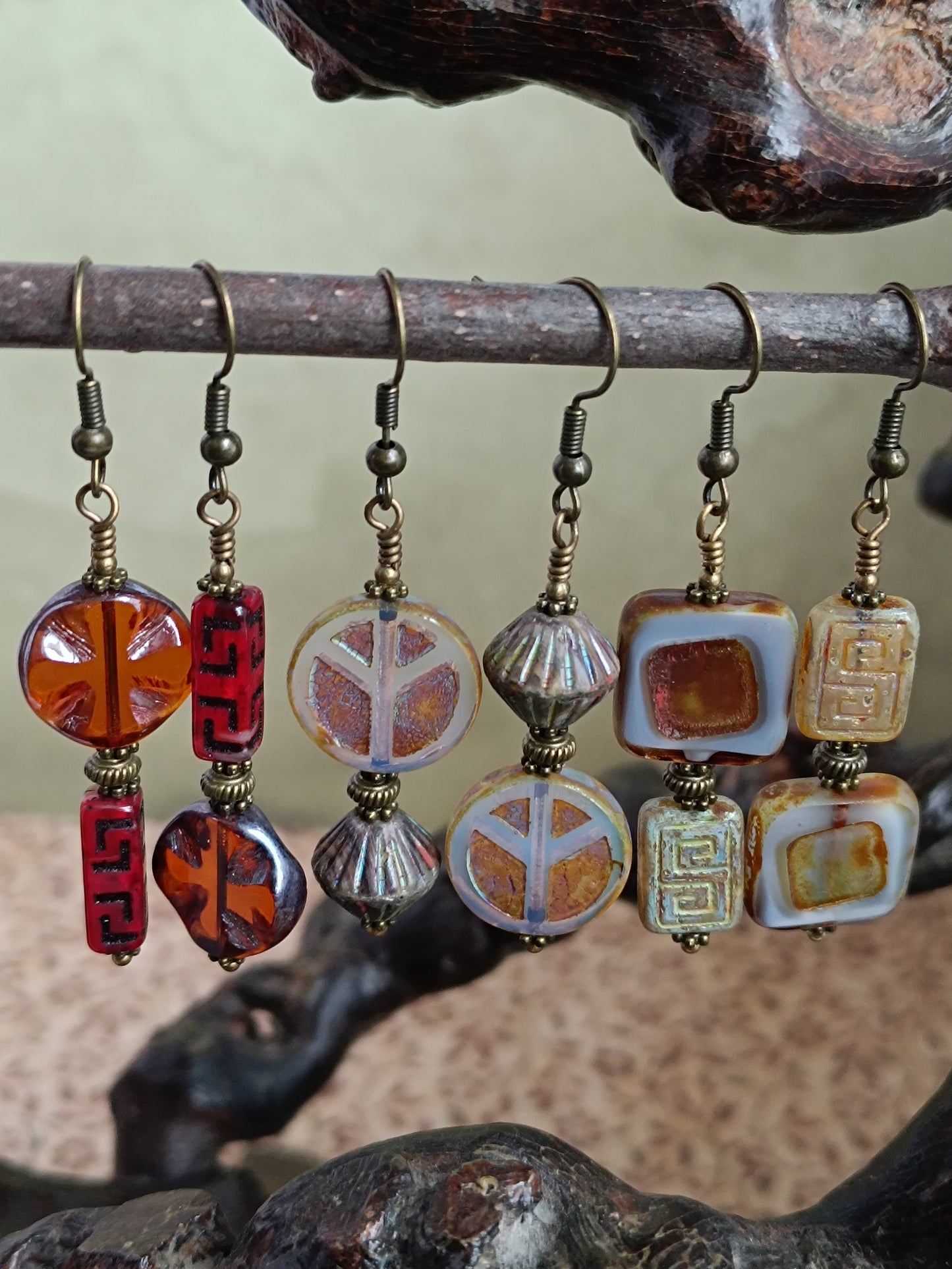 Boucles d'oreilles pendantes perles de verre tchèque asymétriques style bohème mystérieux moderne