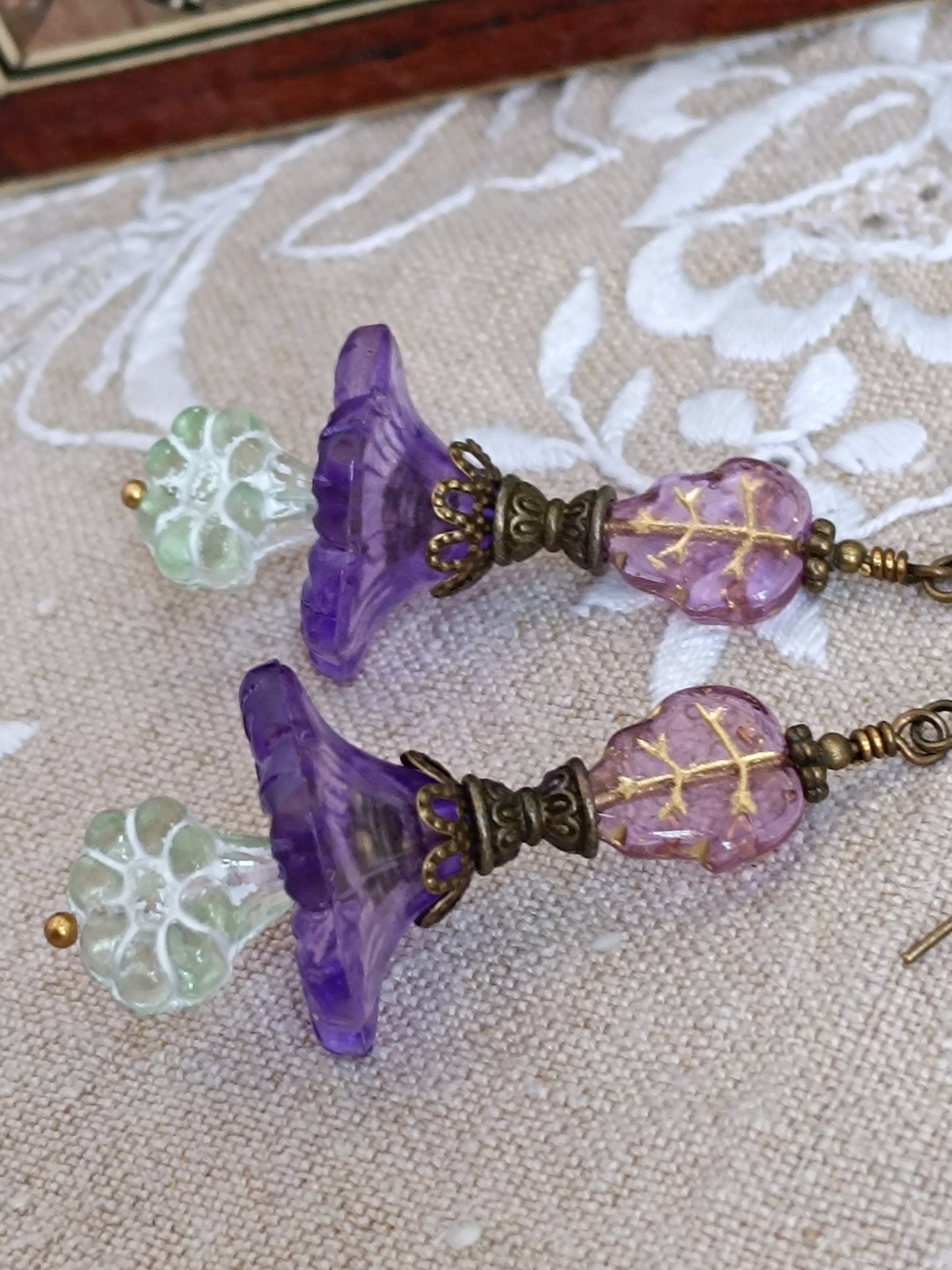 Boucles d'oreilles fleurs féeriques fleurets verts et feuilles roses