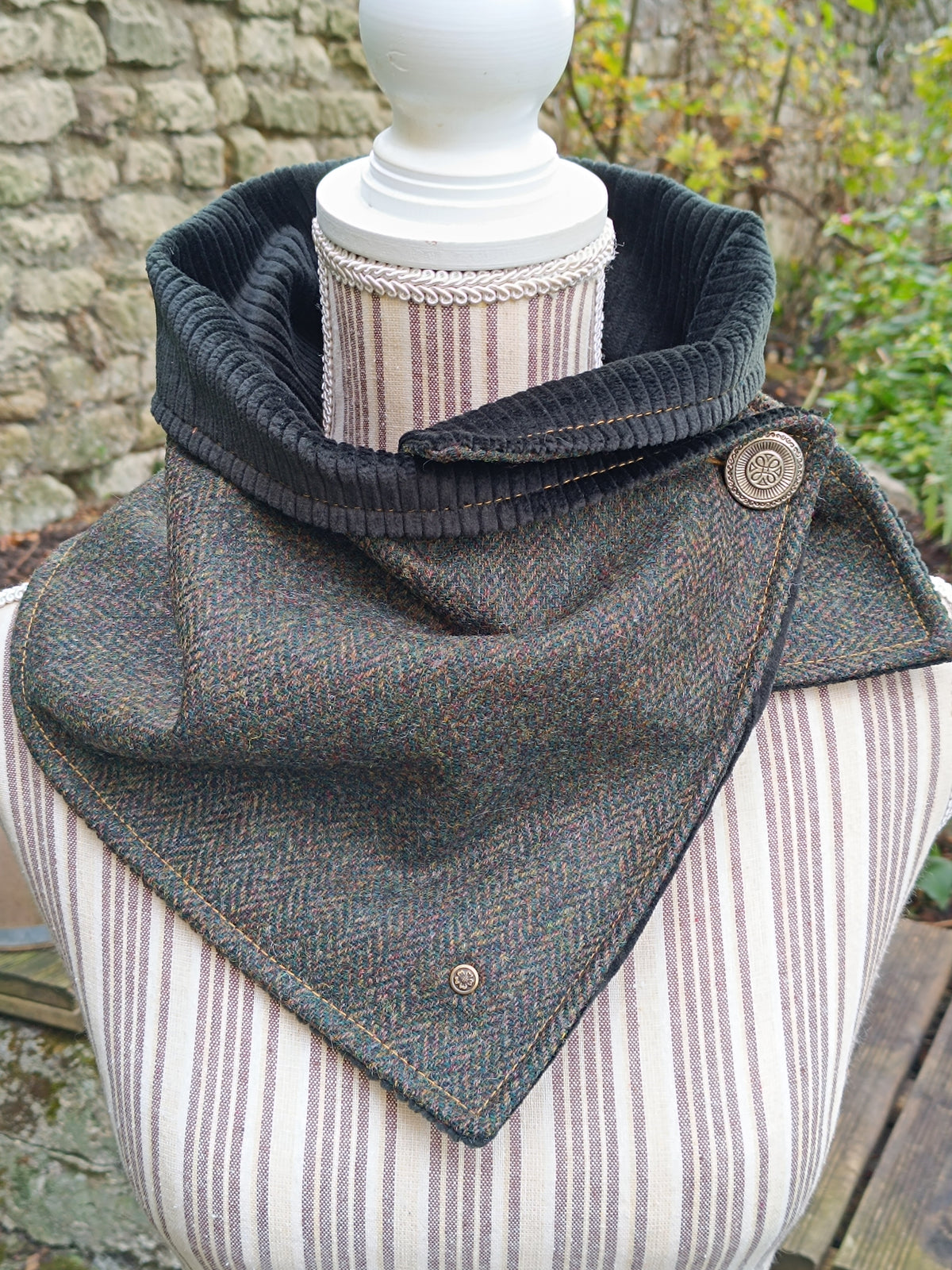 Tour de cou tweed celtique doublé velours côtelé et bouton vintage métal celte