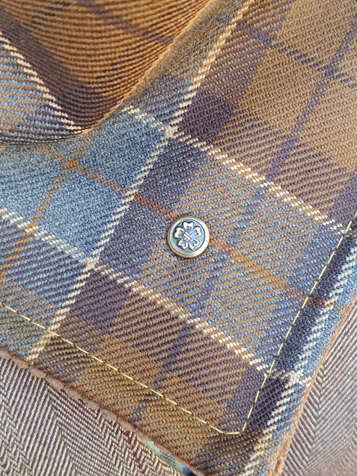 Tour de cou tartan marron et bleu doublé velours côtelé et bouton blason héraldique