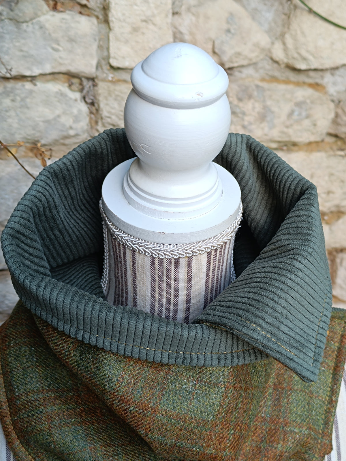Tour de cou femme en cachemire tartan vert et marron, bouton octogonal brun