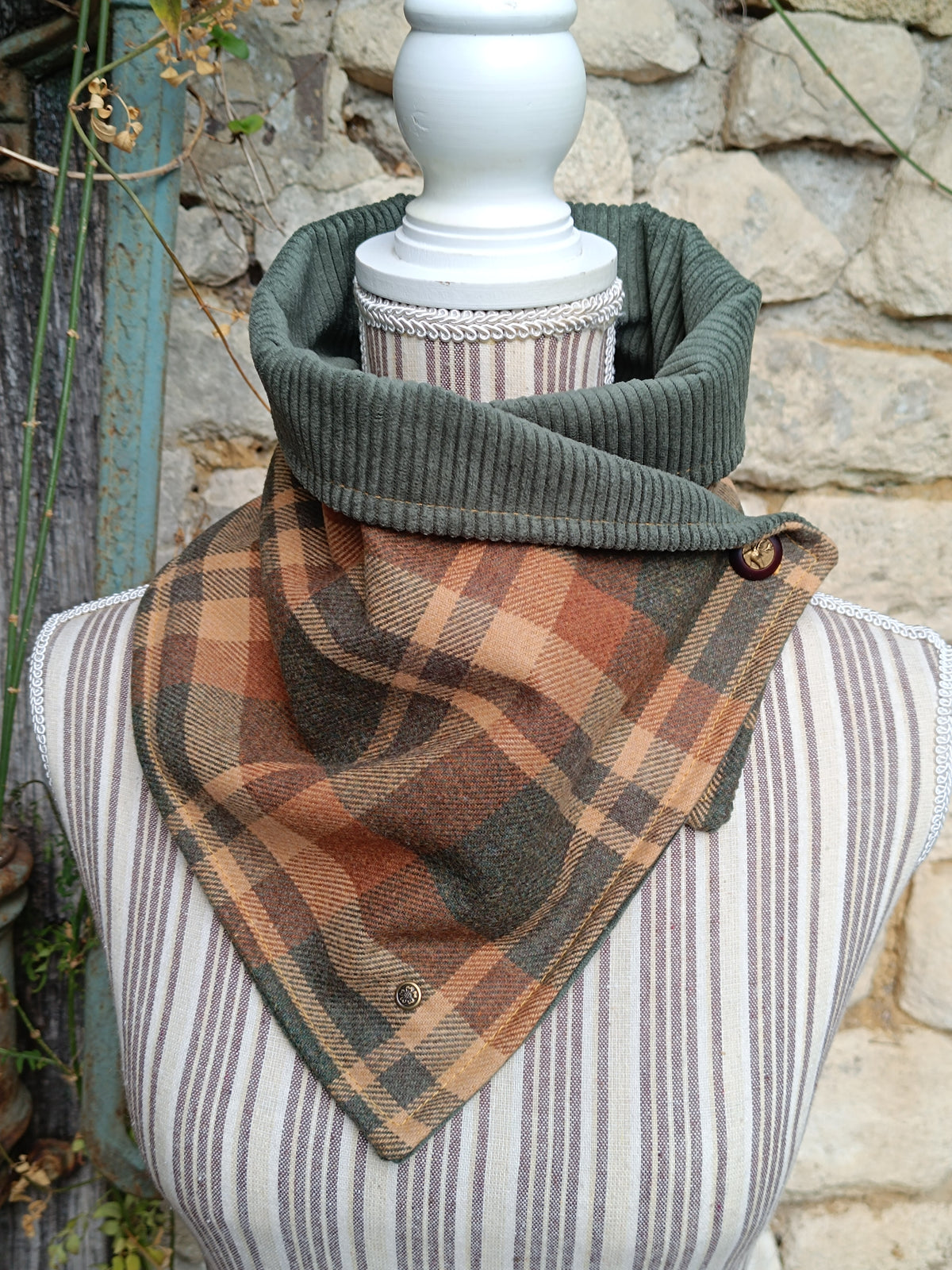 Tour de cou en laine tartan forestier, velours sauge et bouton cerf