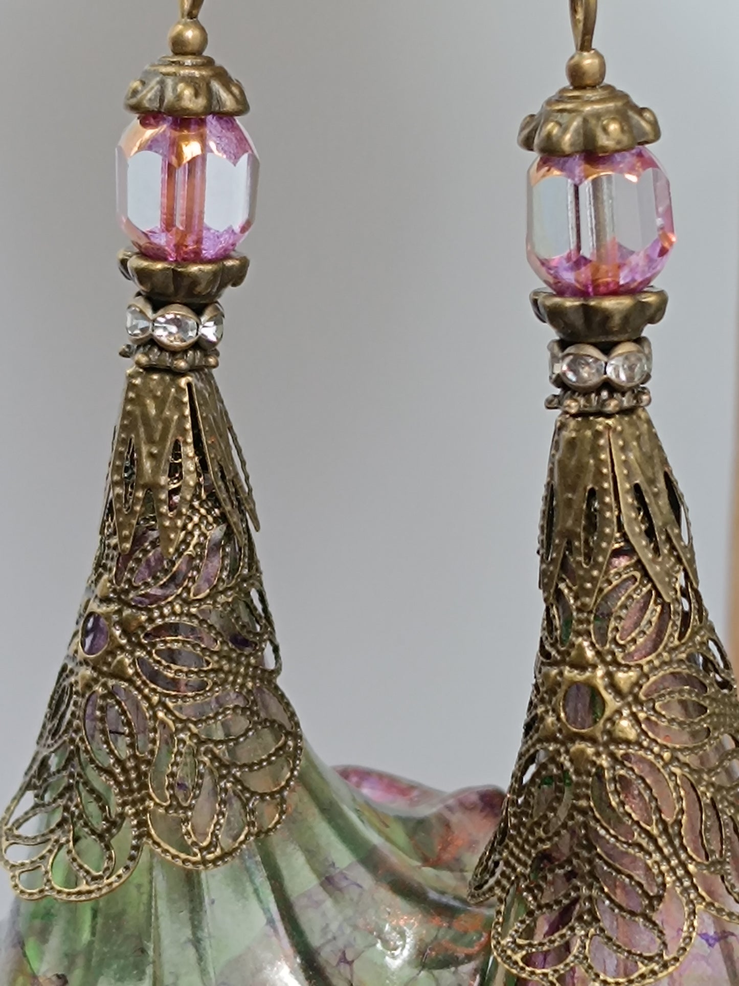 Boucles d'Oreilles Pendantes Féeriques Vertes et Violettes Fleurs Acrylique Perles Verre Tchèque XXL