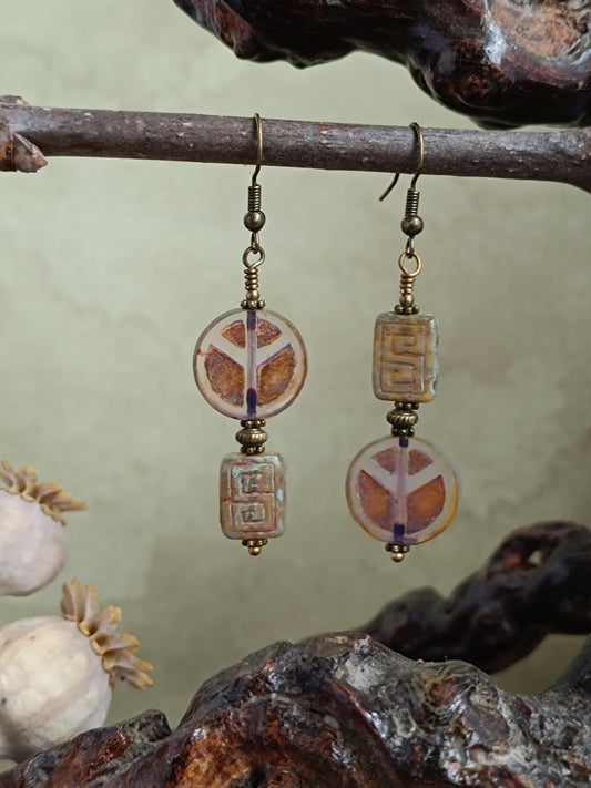 Boucles d'oreilles pendantes perles de verre tchèque motif paix vue générale 