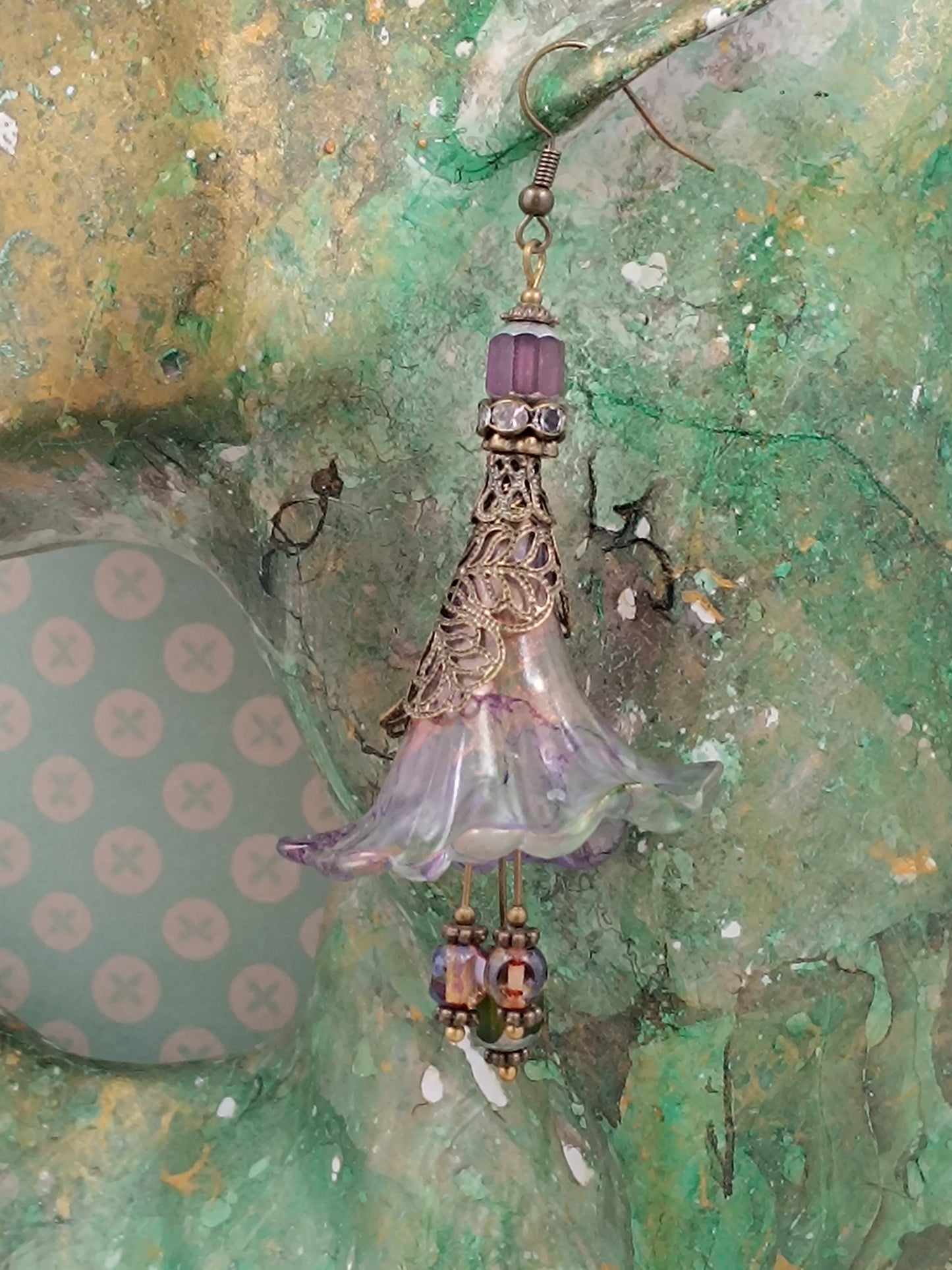 Boucles d'Oreilles Pendantes Féeriques Vertes et Violettes Fleurs Acrylique Perles Verre Tchèque XXL