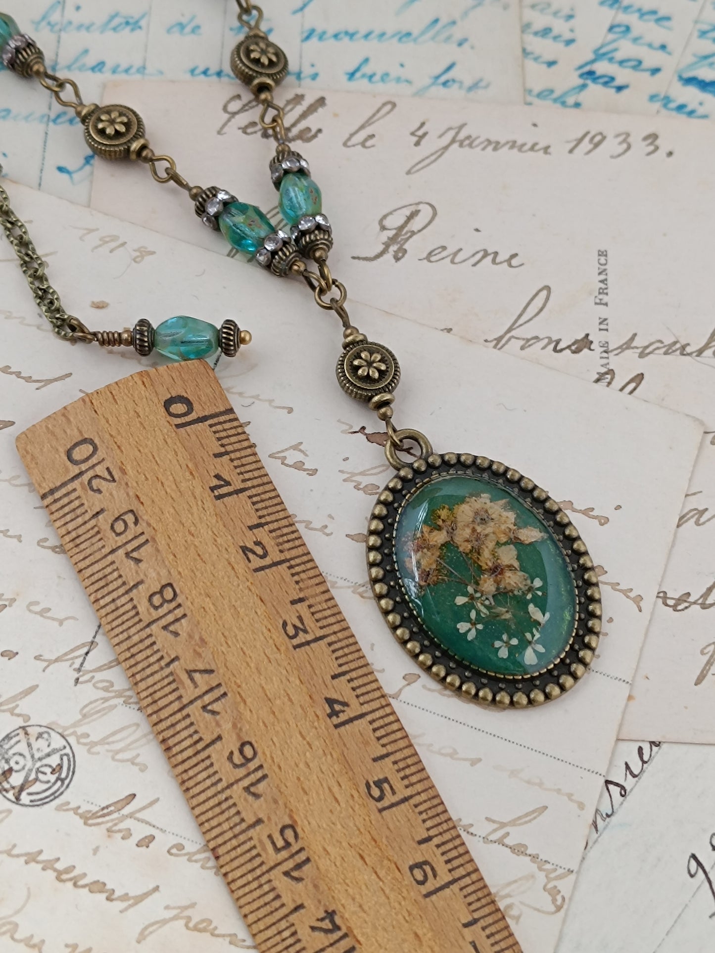 Collier Vintage Romantique Médaillon Artisanal Fleurs Séchées Fond Vert 3 x 2,5 cm