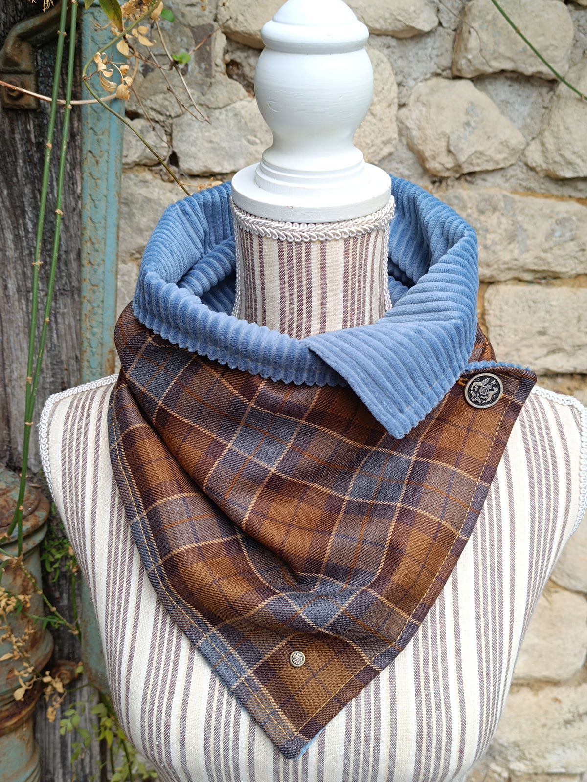 Tour de cou tartan pure laine velours côtelé bleu et bouton vintage blason licorne