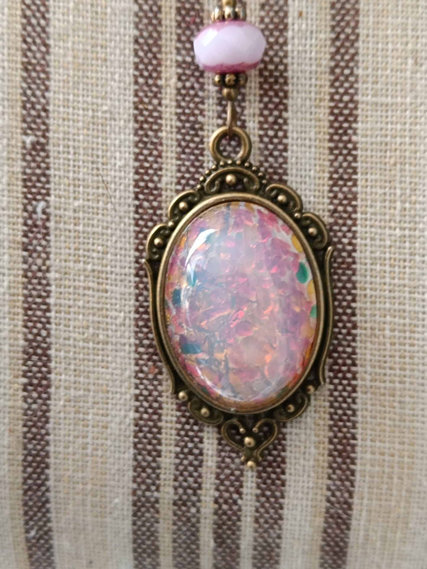 Collier Pendentif Vintage "Éclat Confetti" en Laiton et Verre Bohème
