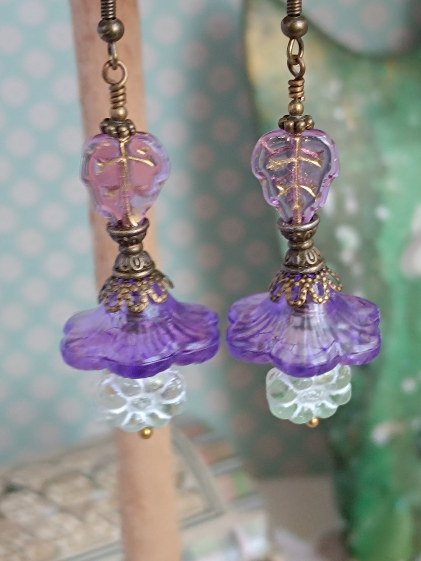 Boucles d'oreilles fleurs féeriques fleurets verts et feuilles roses