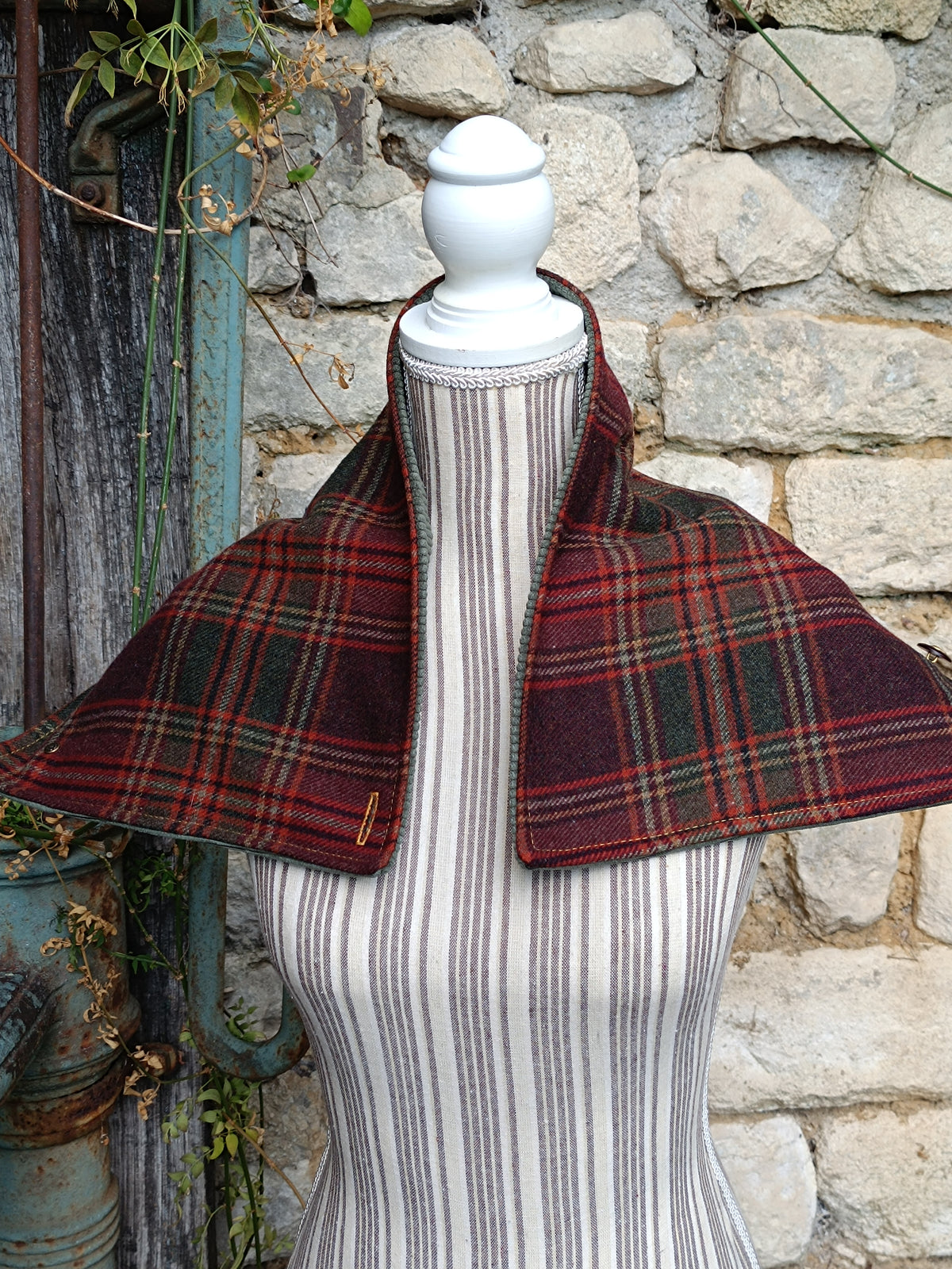 Tour de cou en laine tartan bordeaux, velours kaki et bouton cerf champêtre